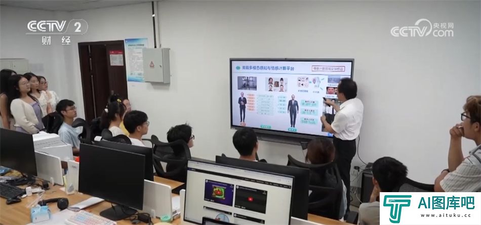 我国推动“AI+X”跨界人才培养 人工智能就业前景让相关专业热度持续攀升