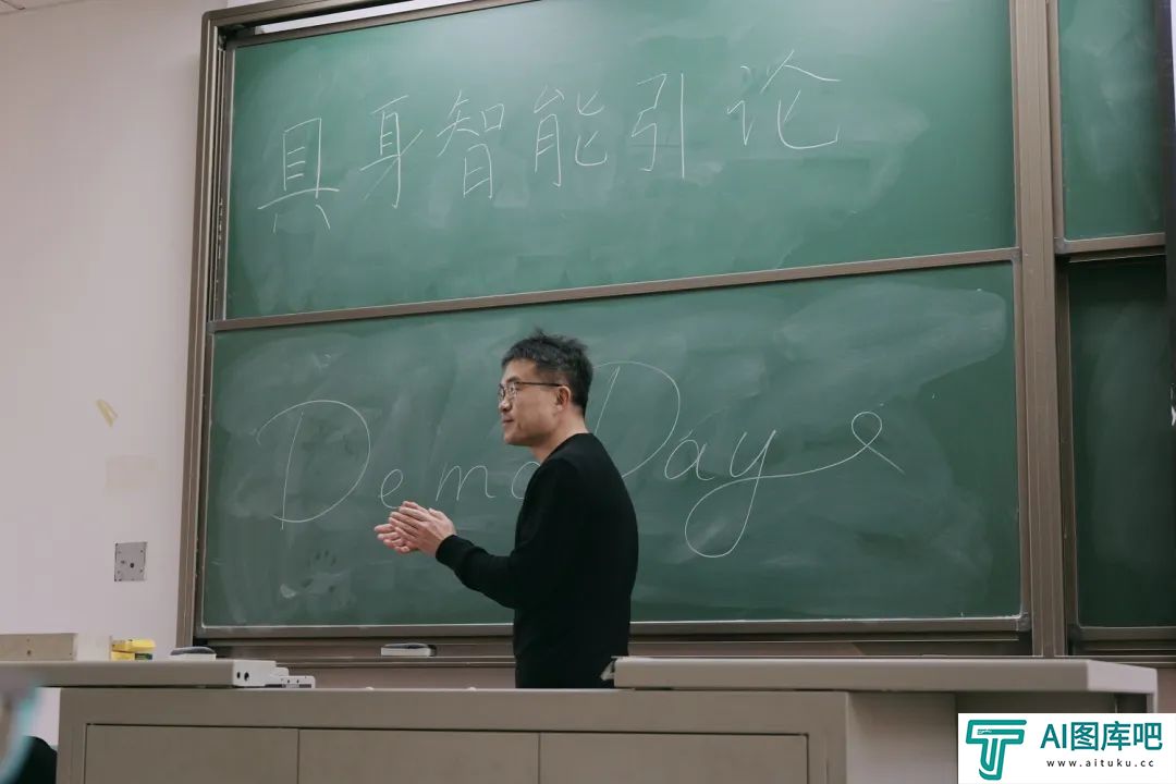 2024年秋季学期最后一节AI课，80多位复旦同学人手一个机器人 