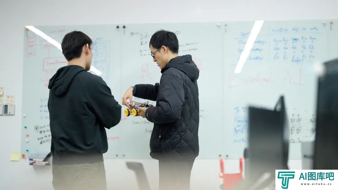2024年秋季学期最后一节AI课，80多位复旦同学人手一个机器人 