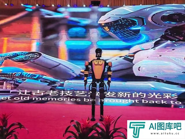 1.7米机器人亮相!“新智AI 赋能未来”人工智能创新发展大会在太原举办