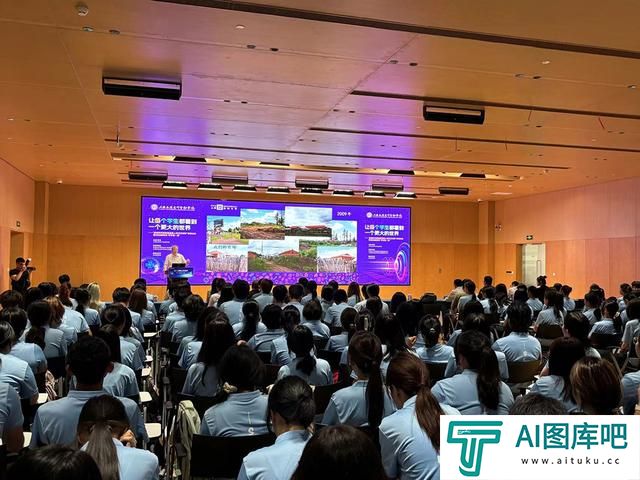 开学第一课上,这所学校的新生迎来了一位AI同学