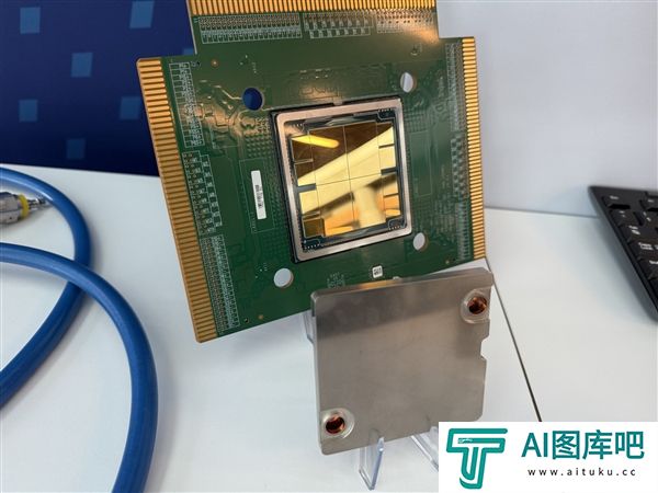 Intel首款机架级AI芯片!JaguarShores首秀曝光:用上HBM4+18A